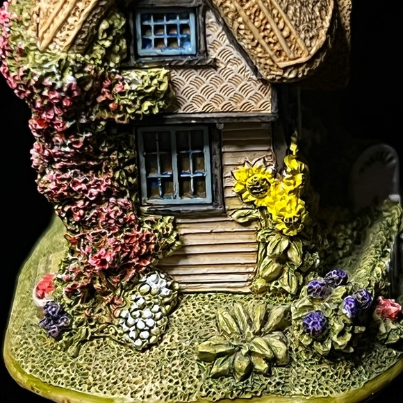 Lilliput Lane | The Tooth Fairy | England Collection - Picture 14 of 16